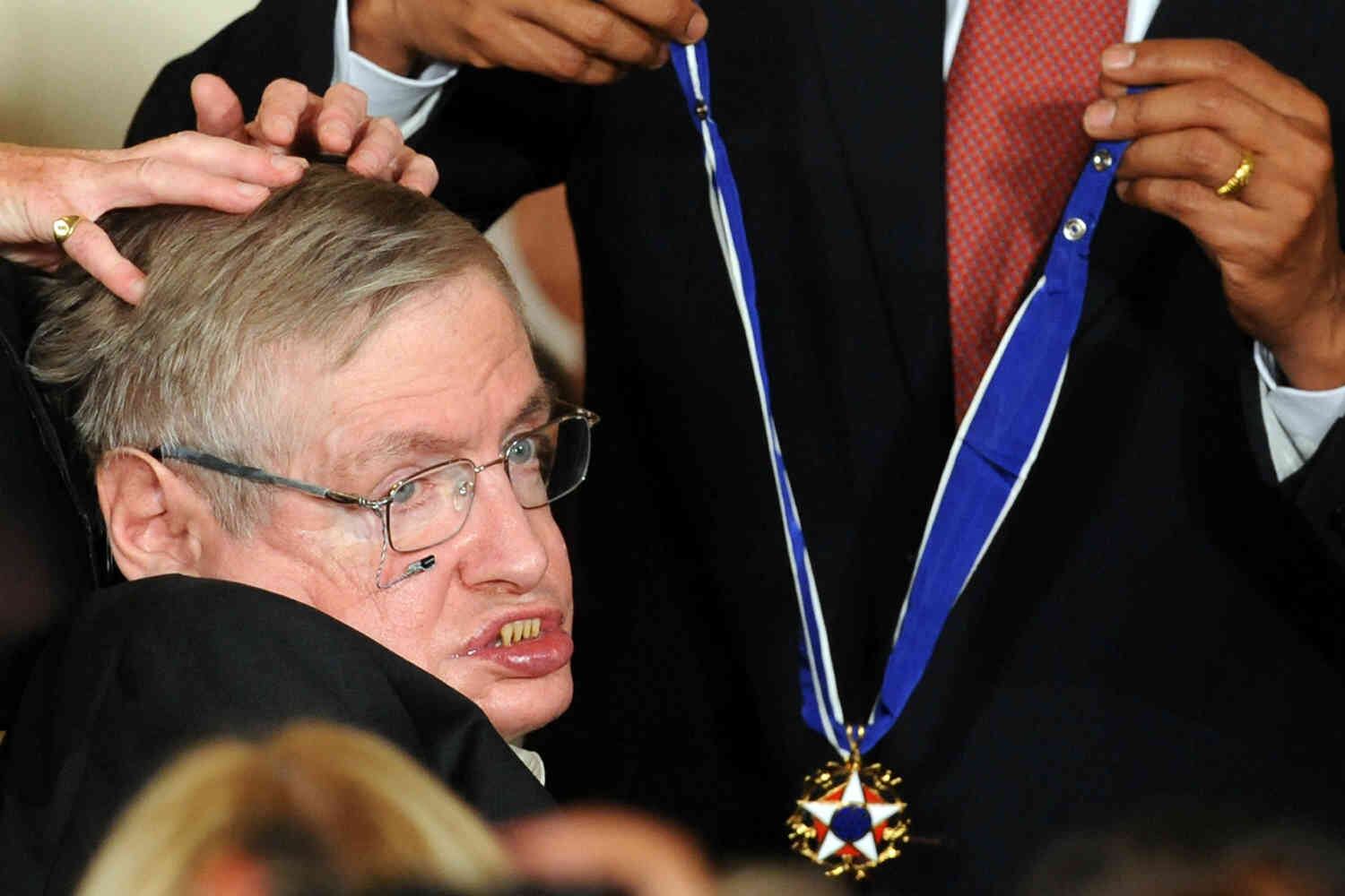 Agosto de 2009. Hawking recibió en la Casa Blanca la Medalla Presidencial de La Libertad, en Estados Unidos, por parte de Barack Obama. AFP