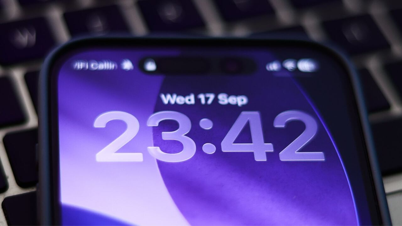 iOS 26 llegó a los iPhone con un nuevo diseño transparente.