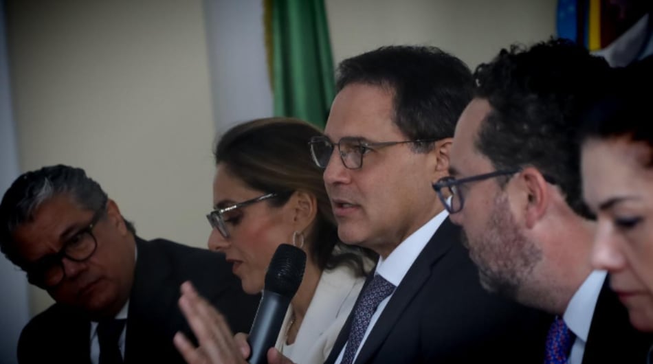 Presidente del Senado, Honorio Henríquez, junto al Consejo Gremial.