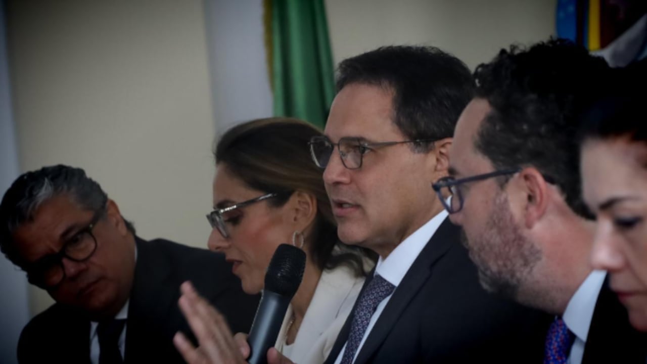 Presidente del Senado, Honorio Henríquez, junto al Consejo Gremial.