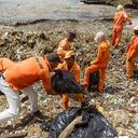 El mar al pie de la costa quedó totalmente cubierto por basura