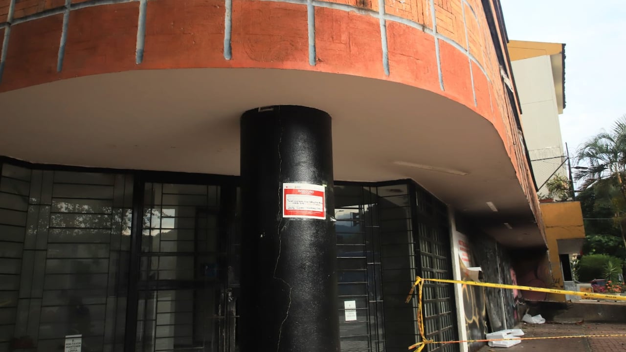 Los letreros puestos en varias fachadas de Cali luego del terremoto del 10 de agosto de 2026.
