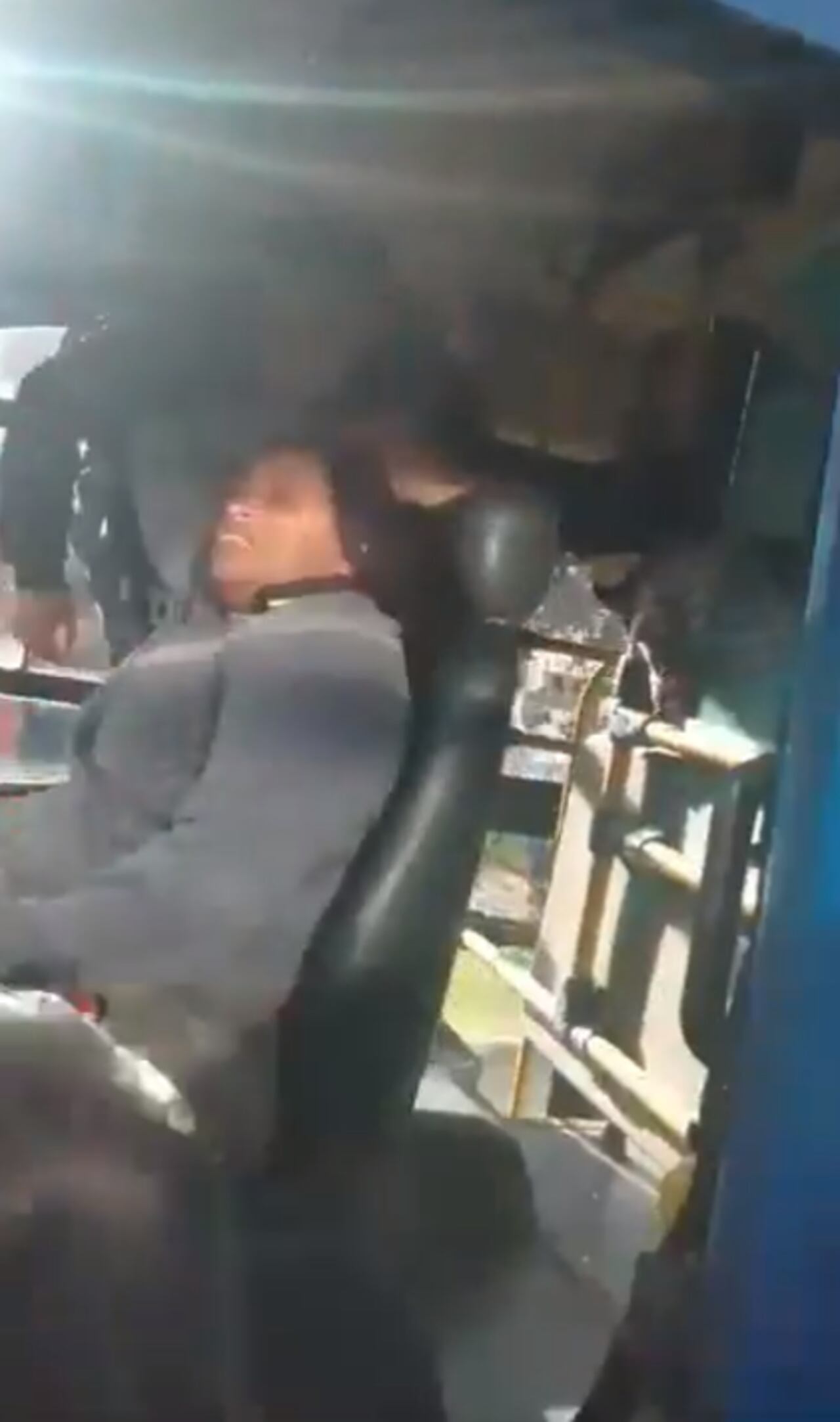 Una de las pasajeras evitó que la mujer arrancara el bus.