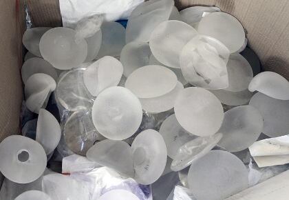 La FDA recomienda la revisión de implantes mamarios cada año, aunque posiblemente cada dos años sea suficiente. 