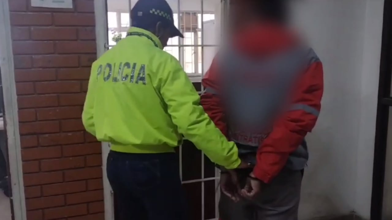 Depravado instaló cámaras en la habitación de su hijastra para espiarla; abusaba de ella mientras dormía