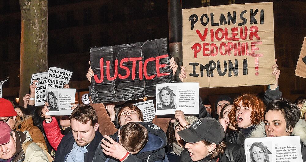 Roman Polanski, director de cintas como El Pianista, ganó en 2020 el cesar a mejor director por la película ' El acusado y el espía'. Sin embargo, hubo protestas en contra de la decisión, pues Polanski tenía investigación por abuso sexual a menores. 