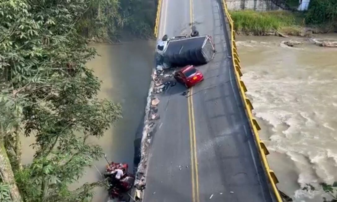 Dos muertos y cuatro heridos dejó el desplome del puente El Alambrado, sobre el río La Vieja.