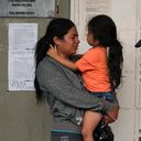 Una mujer y un niño esperan fuera de una cárcel para obtener el estatus de recluso después de un incendio mortal en la prisión de Tuluá, Colombia, el martes 28 de junio de 2022. Las autoridades dicen que al menos 49 personas murieron después de que estalló el incendio durante lo que parecía ser un intento disturbios la madrugada del martes. (Foto AP/Juan José Horta)