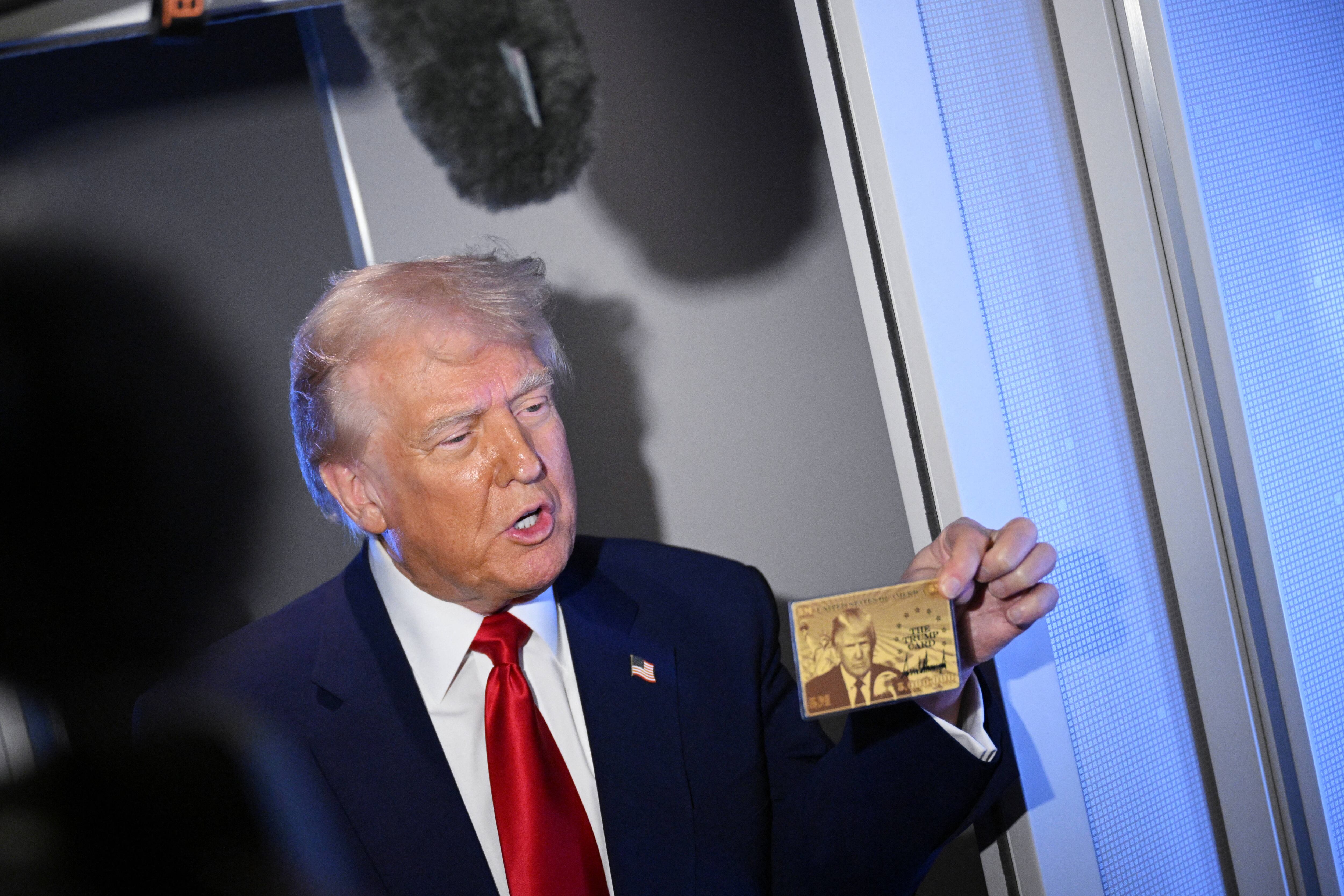 Donald Trump presenta la tarjeta dorada