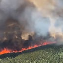 Esta imagen fija del 8 de junio de 2023 de un video del Servicio de Incendios Forestales de Columbia Británica muestra una vista aérea del incendio forestal del río West Kiskatinaw ubicado a 10 km (6 millas) al este de Tumbler Ridge, Canadá. Decenas de incendios siguen ardiendo en el oeste del país: 62 en Alberta, 76 en el extremo occidental de la Columbia Británica y 24 en Saskatchewan. (Photo by Handout / BC Wildfire Service / AFP) / RESTRINGIDO A USO EDITORIAL - CRÉDITO OBLIGATORIO "FOTO AFP / BC Wildfire Service / Handout" - SIN MARKETING NI CAMPAÑAS PUBLICITARIAS - DISTRIBUIDO COMO SERVICIO A CLIENTES
