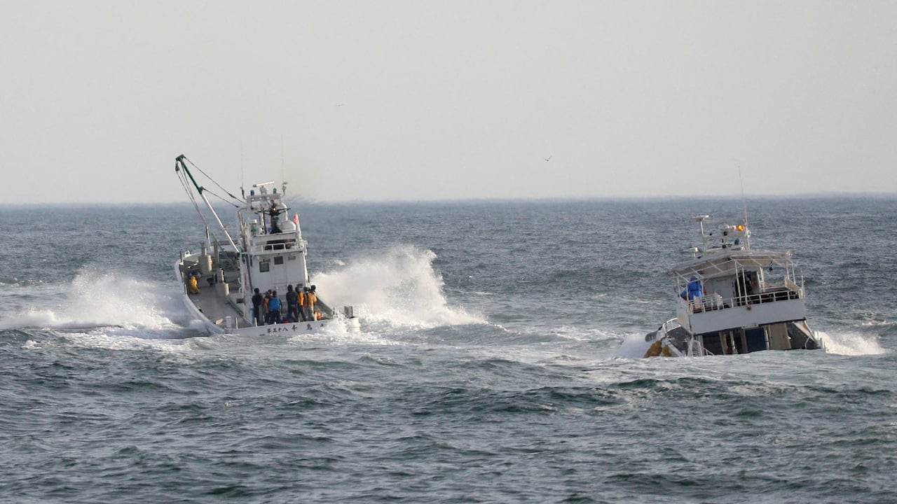 La Guardia costera solo llegó al lugar al cabo de tres horas, y ahora participa intensamente en las labores de búsqueda (Photo by JIJI PRESS / AFP)