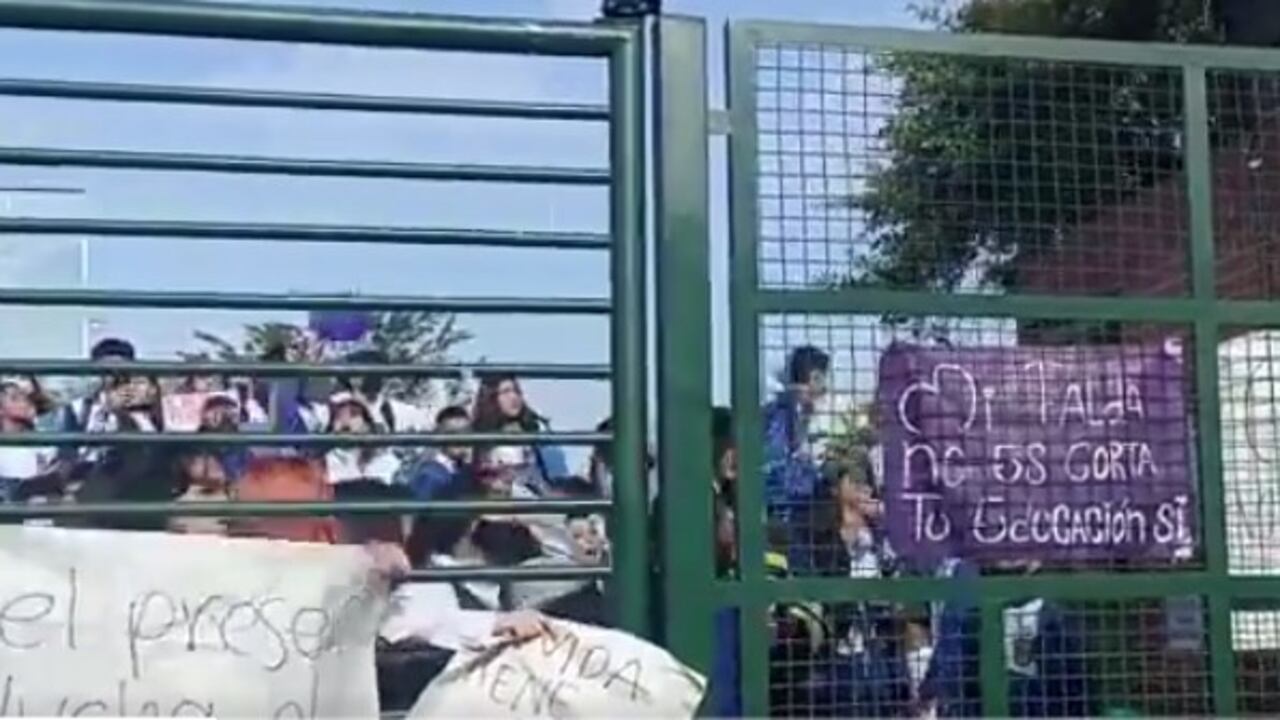 Dos días de protestas completan los padres de menores que denuncian acoso por parte de los profesores del plantel educativo Venecia Nuevo Muzú