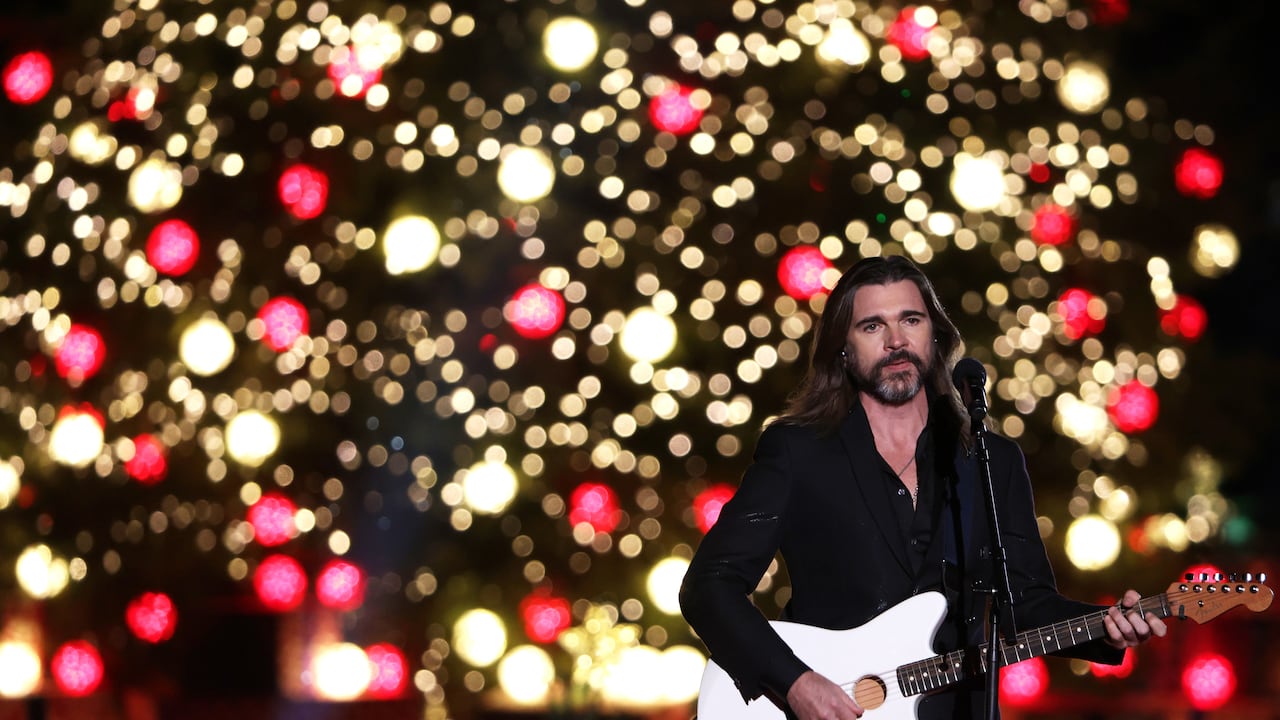 Interpretación de Juanes en la ceremonia de encendido de árbol de navidad en Casa Blanca.