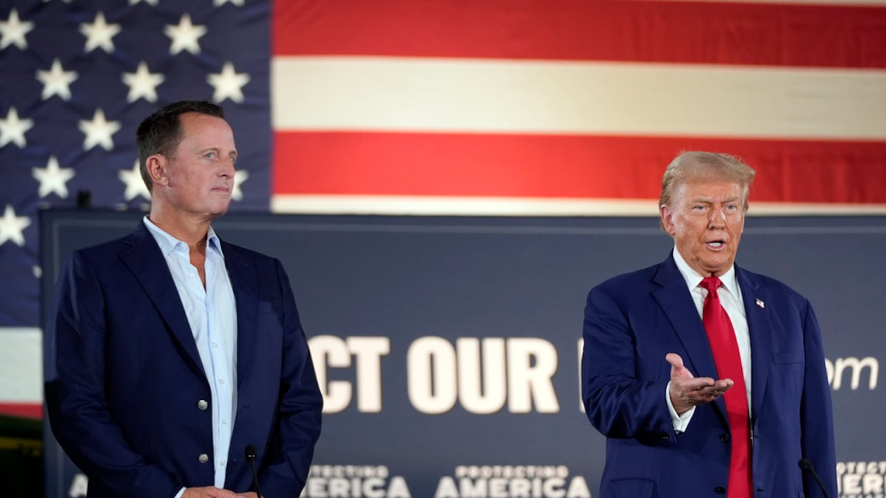 ARCHIVO - El entonces expresidente Donald Trump habla junto a Richard Grenell durante un acto de campaña para las elecciones presidenciales en una granja de Smithton, Pensilvania, el 23 de septiembre de 2024. (AP foto/Alex Brandon, archivo)