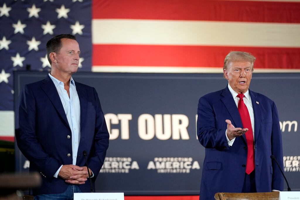ARCHIVO - El entonces expresidente Donald Trump habla junto a Richard Grenell durante un acto de campaña para las elecciones presidenciales en una granja de Smithton, Pensilvania, el 23 de septiembre de 2024. (AP foto/Alex Brandon, archivo)