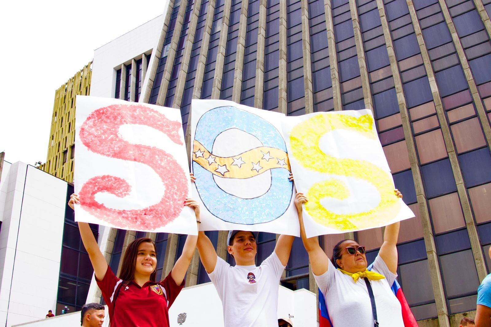 Venezolanos en Medellín en plantón a favor de Venezuela.