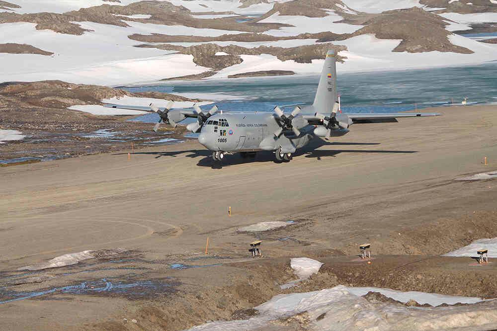 C-130 Hércules en Antártica. Foto Teniente Ana Beatriz castillo Cárdenas. 03 de febrero de 2015, día histórico para la aviación en Colombia, siguiendo estrictas condiciones de seguridad en operaciones polares, por primera vez una aeronave de la Fuerza Aérea Colombiana aterriza en la Antártica. 