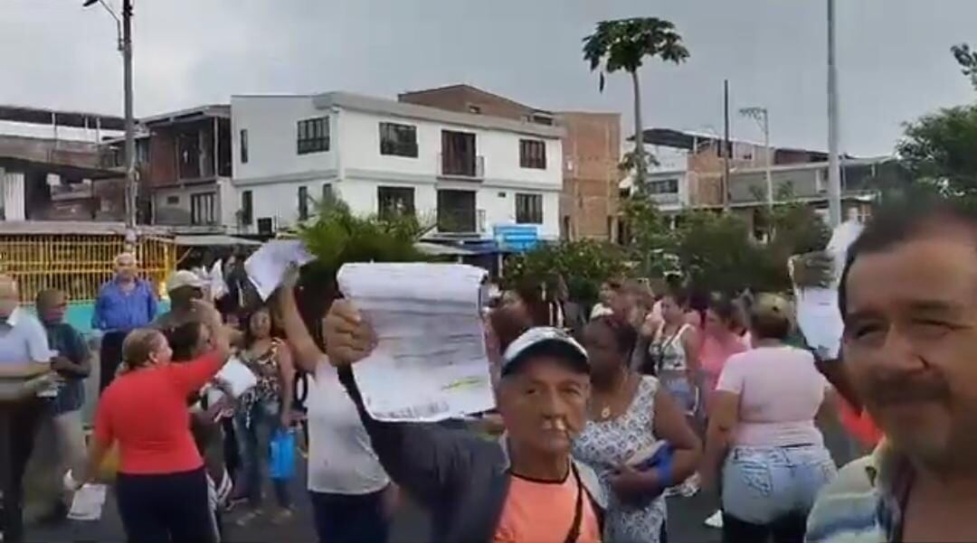 La comunidad salió con los recibos de servicios públicos en la mano para poder protestar.