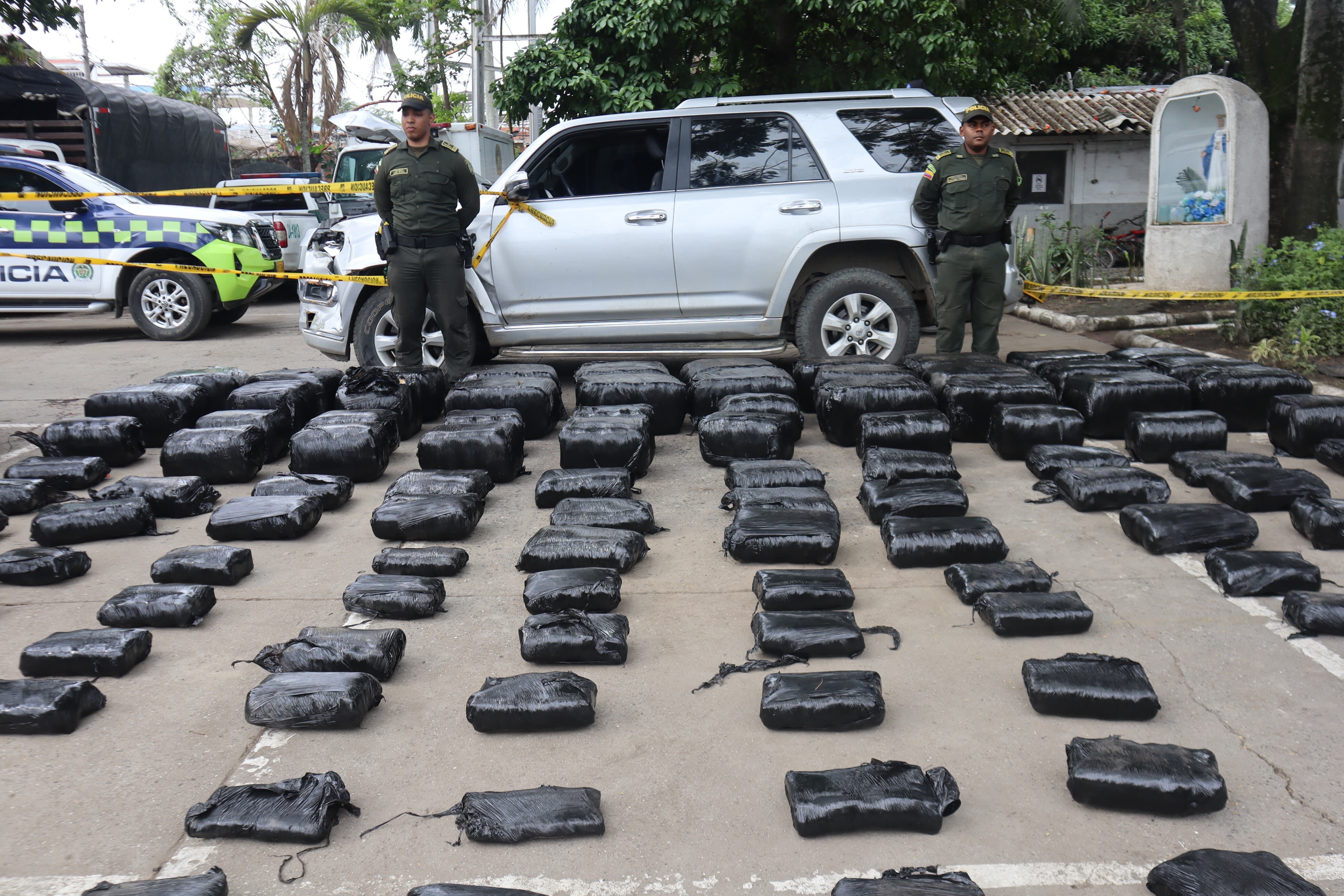 Autoridades buscan al conductor que transportaba la tonelada y media de marihuana.