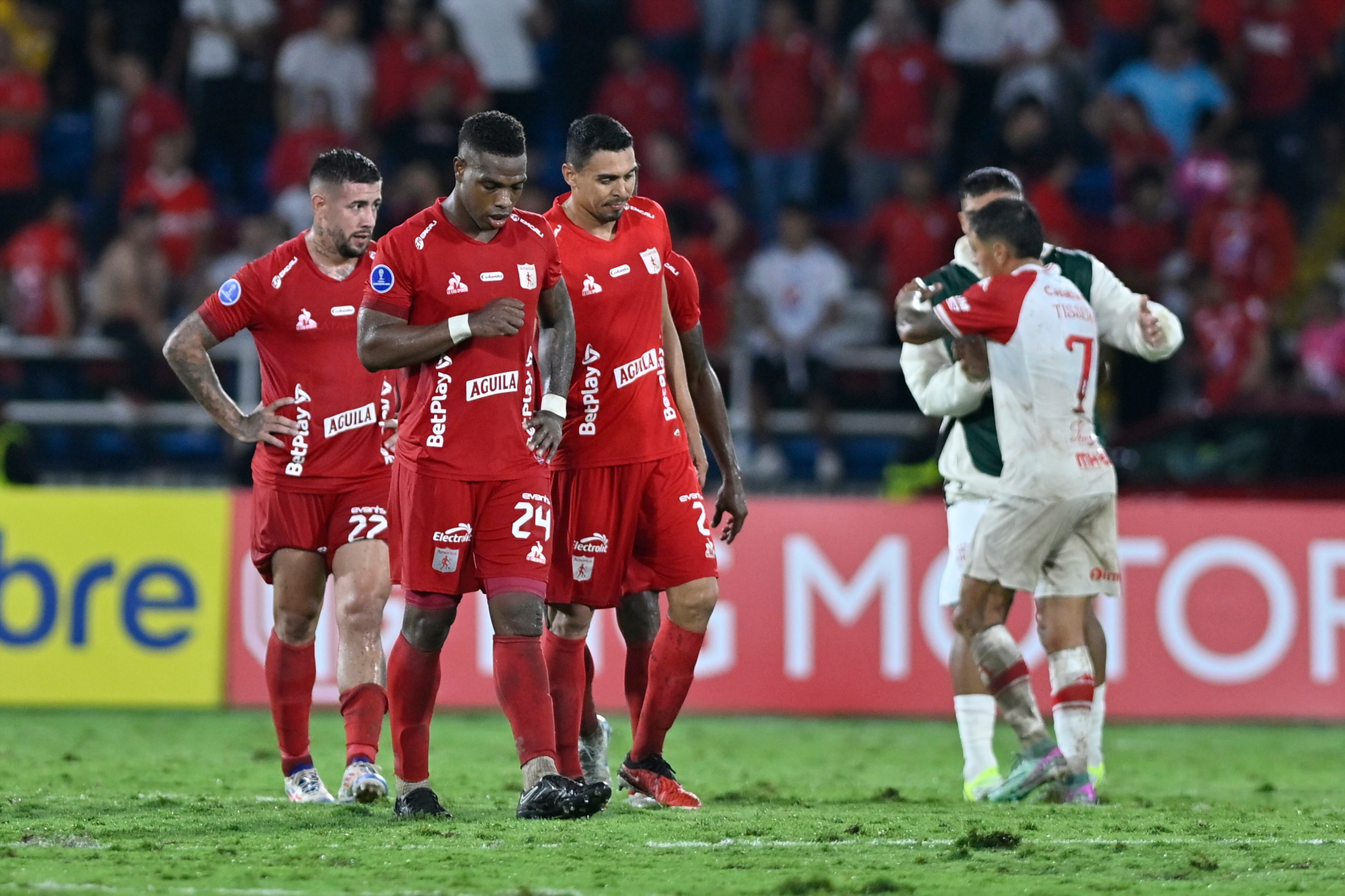 SANTIAGO DE CALI, COLOMBIA - MAY 14: Players of América de Cali look disappointed after Copa CONMEBOL Sudamericana Group C match between América de Cali and Huracán at Estadio Olimpico Pascual Guerrero on May 14, 2025 in Santiago de Cali, Colombia. (Photo by Gabriel Aponte/Getty Images)