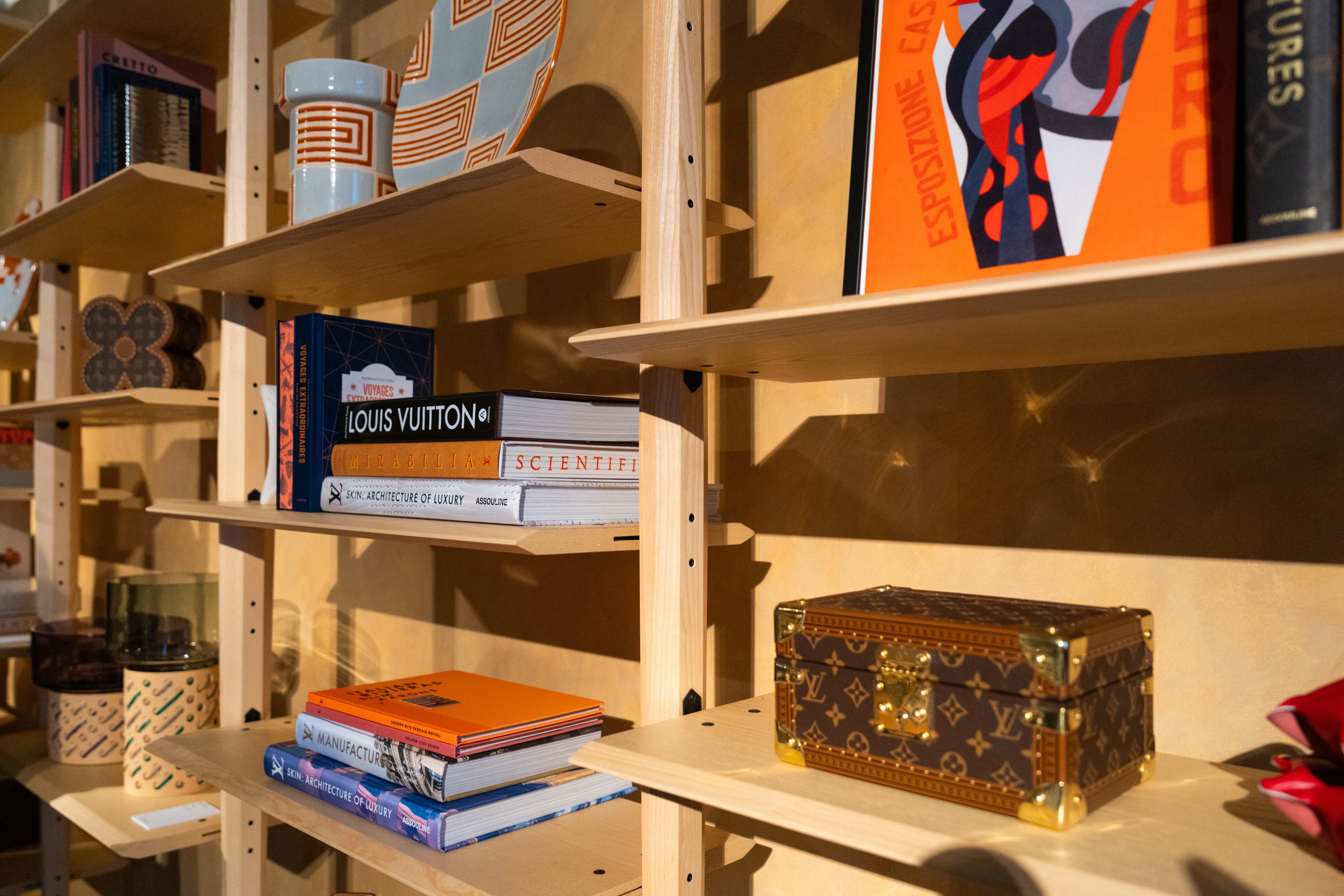 En este escenario, el aumento de precios por parte de Louis Vuitton puede interpretarse como una medida preventiva para asegurar la sostenibilidad de su modelo de negocio.​