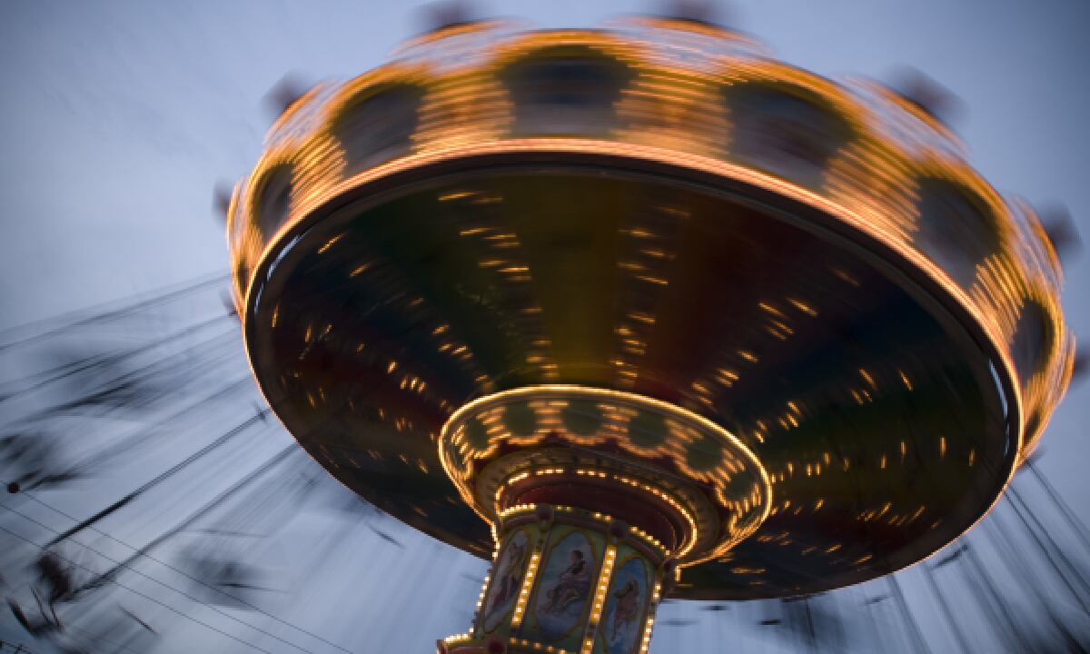Internautas cuestiona por qué el parque siguió funcionando pese a la tormenta, y porqué los usuarios accedieron a tomar lugar en los juegos pese al peligro