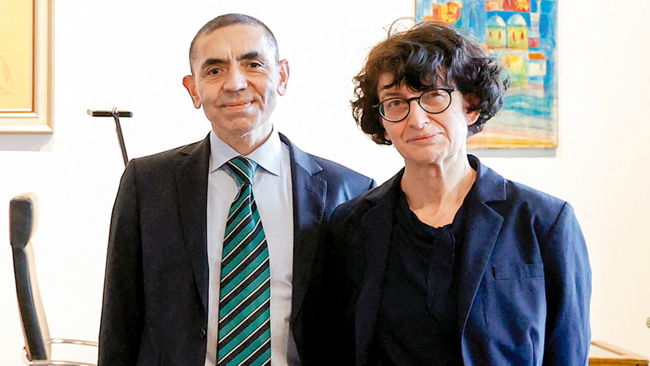 Sahin, de 56 años, nació en Turquía y emigró a Alemania con sus padres. De médico en un pabellón de cáncer, conoció a Türeci, de 54 años, alemana de origen turco.