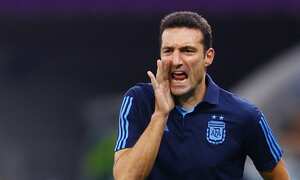 Soccer Football - FIFA World Cup Qatar 2022 - Round of 16 - Argentina v Australia - Ahmad bin Ali Stadium, Al Rayyan, Qatar - December 3, 2022 Argentina coach Lionel Scaloni REUTERS/Kai Pfaffenbach