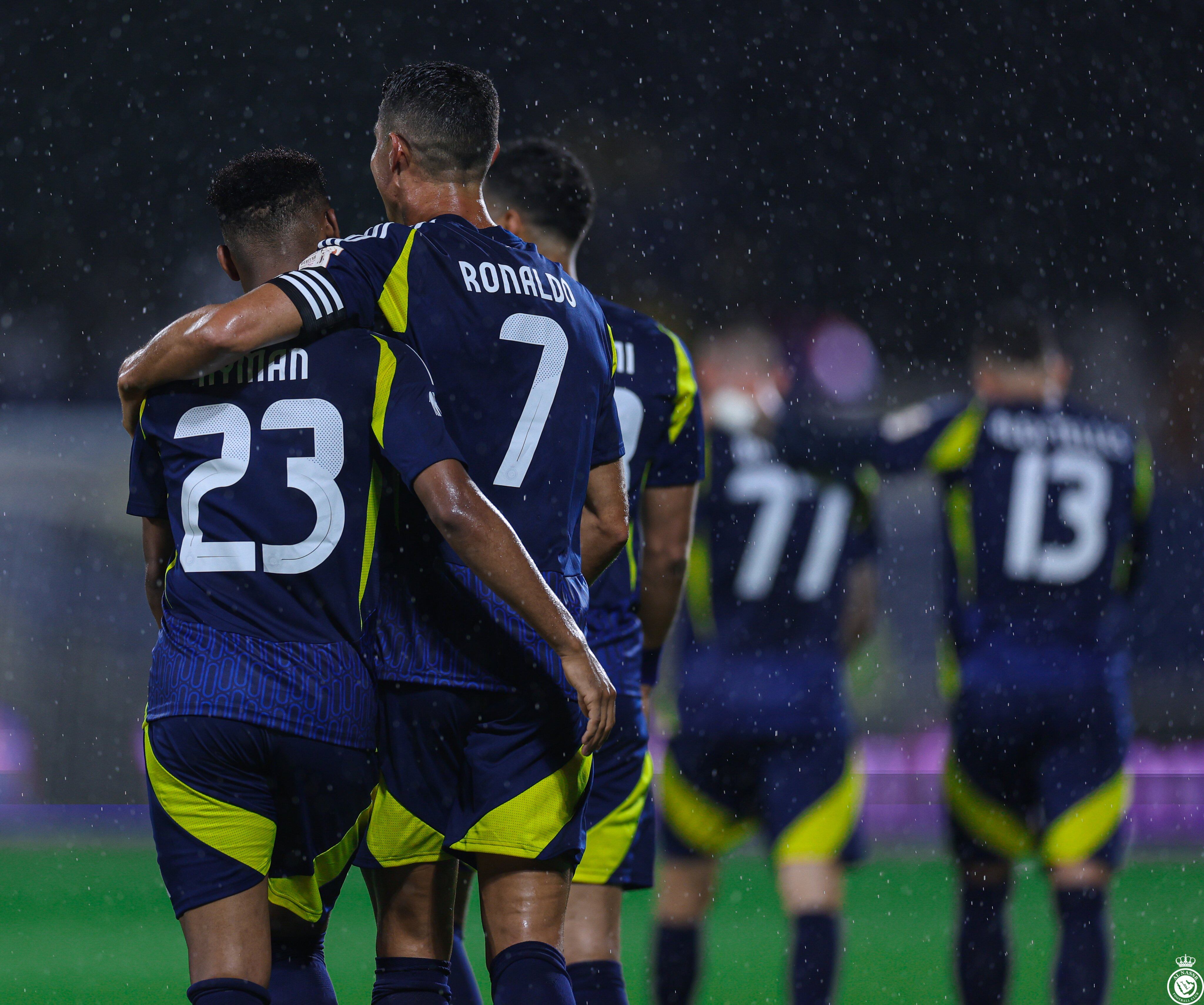Celebración de Ronaldo junto a sus compañeros.
