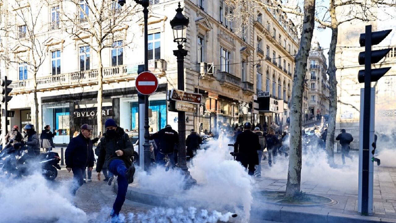 Varios manifestantes afectaron la movilidad en la zona cercana al Arco del Triunfo.
