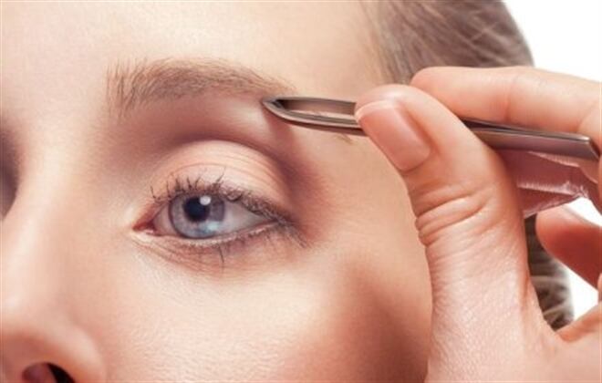 Por ello, se recomienda utilizar las pinzas en su lugar, ya que con esta herramienta se pueden arrancar vellos de manera más precisa para darle forma a la ceja, sin que implique un cambio definitivo, pues el vello vuelve a crecer en unos días.  