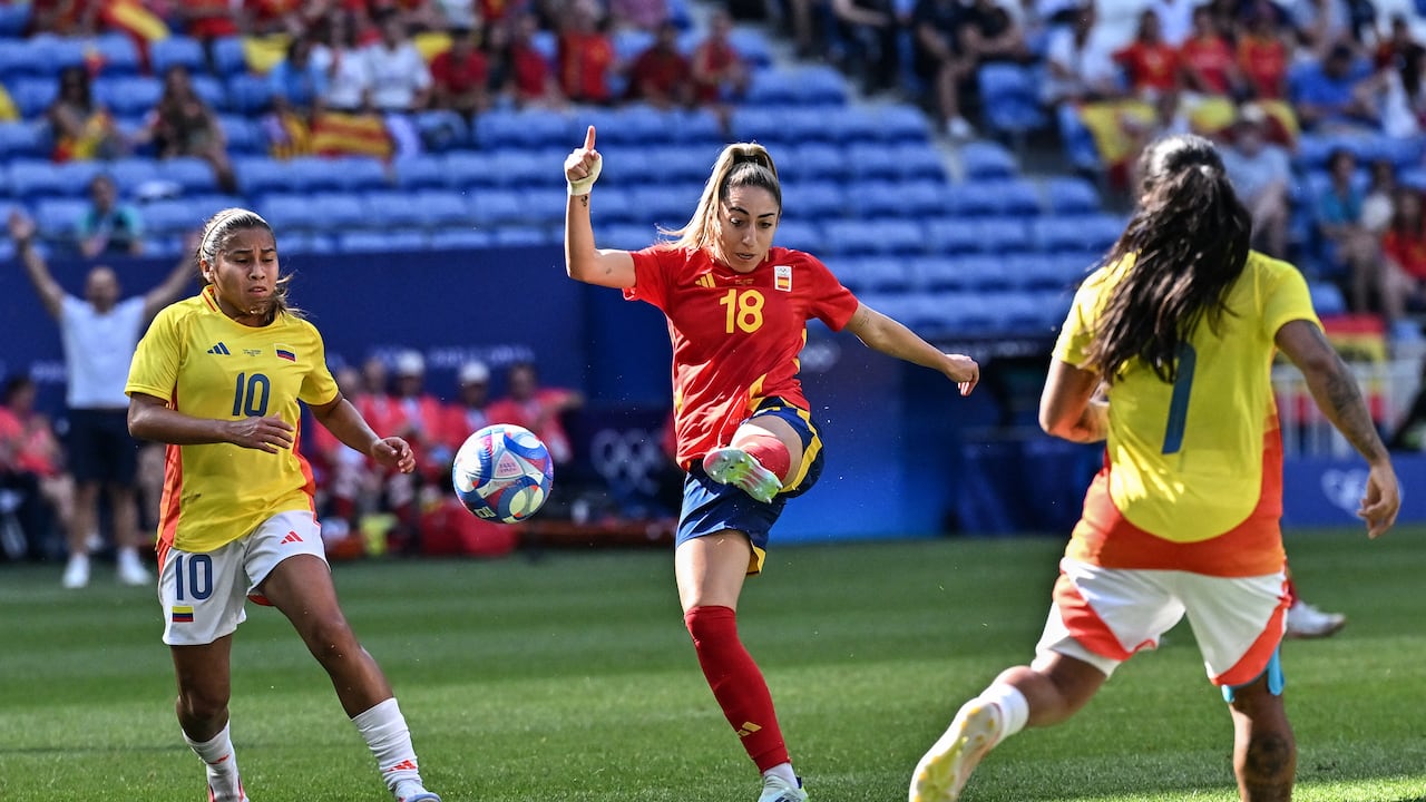 Spain's defender #18 Olga Carmona kicks the ball during the women's quarter-final football match between Spain and Colombia during the Paris 2024 Olympic Games at the Lyon Stadium in Lyon on August 3, 2024. (Photo by Arnaud FINISTRE / AFP)