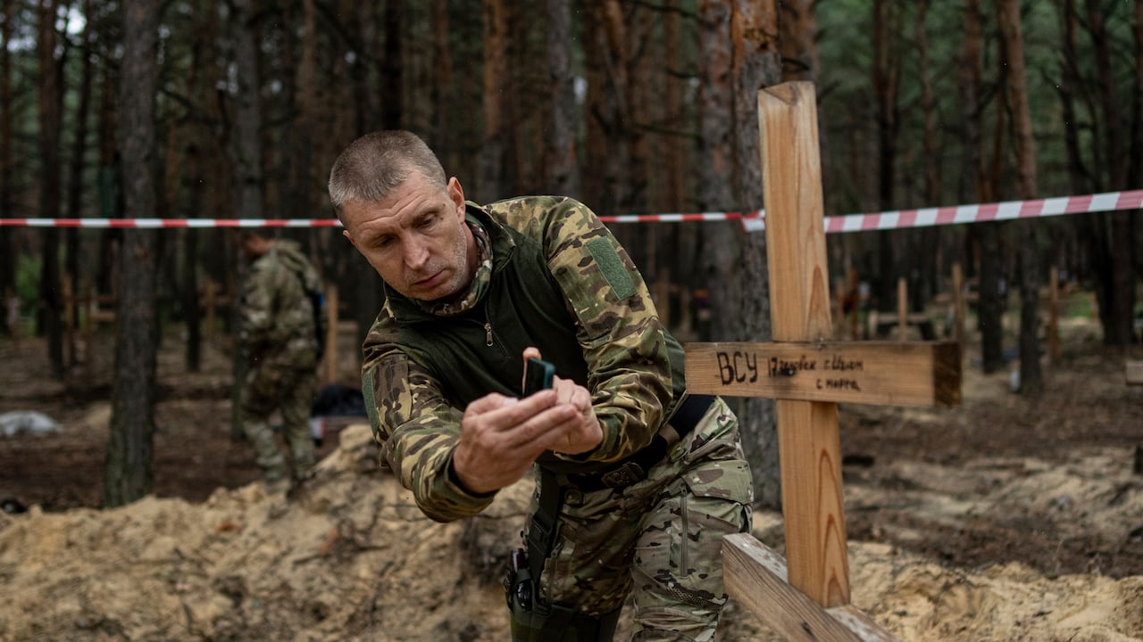 “Salas de tortura”, así califico Ucrania a las tumbas encontradas en Izium. (AP Photo/Evgeniy Maloletka)