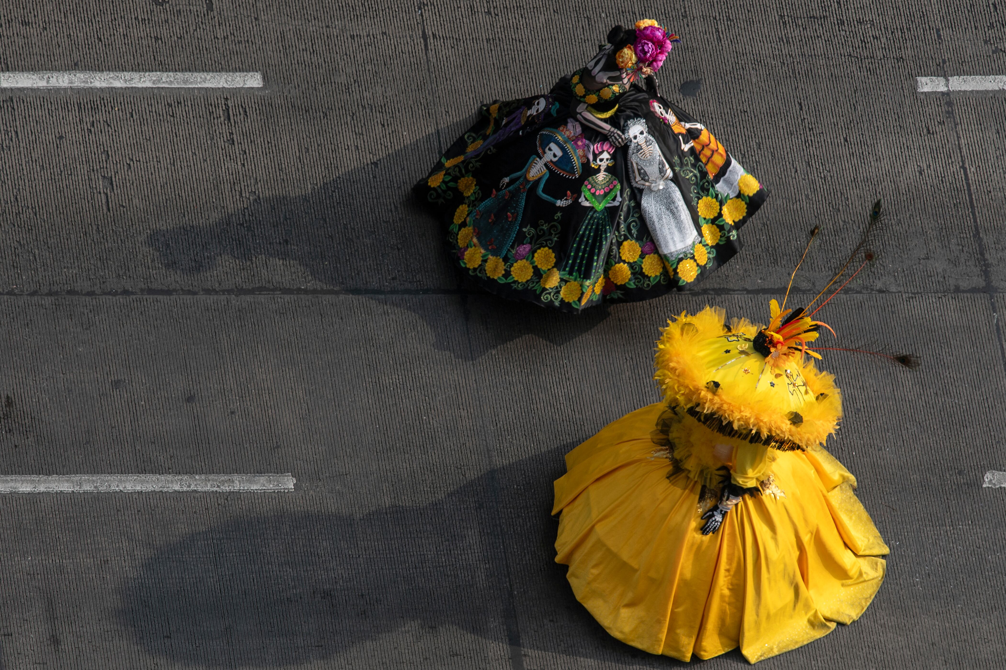 El desfile fusionó tradición y modernidad, resaltando la rica cultura mexicana en cada contingente.