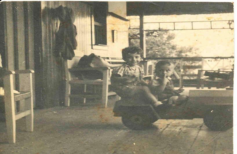 Con su hermana Rosario en la casa de campo de los abuelos maternos, entre los 2 y 3 años.