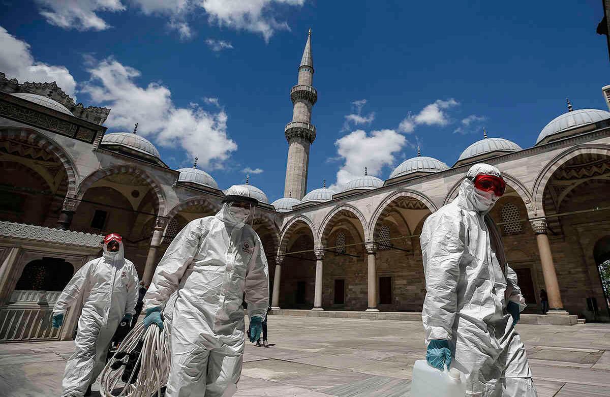 En Estambul trabajan arduamente para evitar la propagación del coronavirus/Foto: AP - Emrah Gurel
