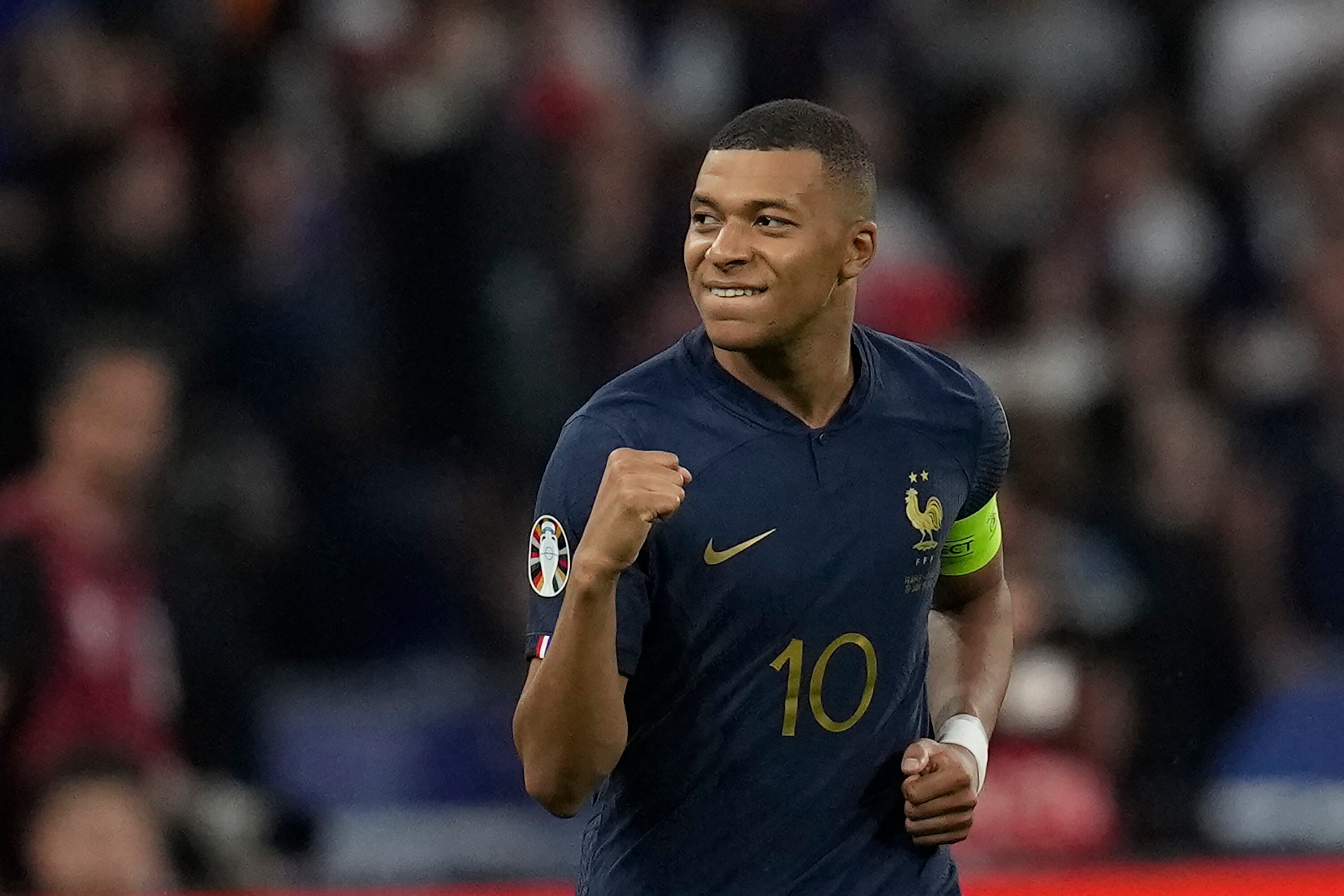 Kylian Mbappé celebra tras anotar de penal el gol para que Francia derrotase 1-0 a Grecia en las eliminatorias de la Eurocopa, el lunes 19 de junio de 2023, en St. Denis. (AP Foto/Christophe Ena)