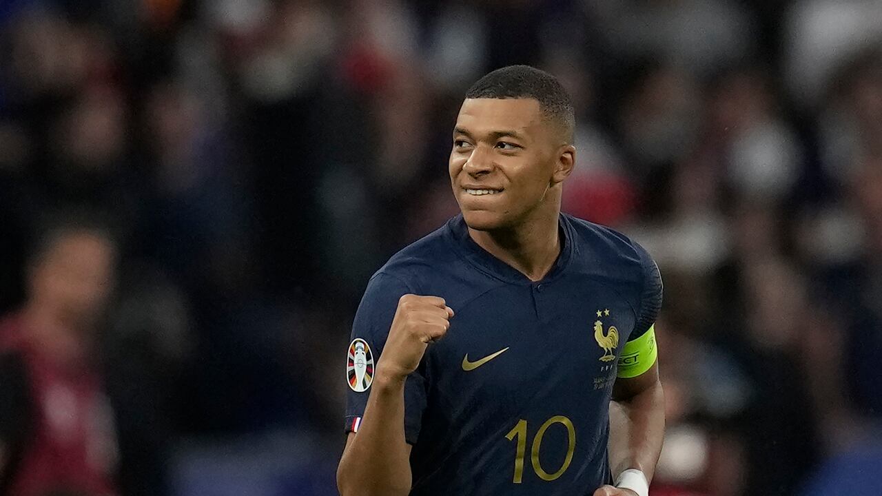 Kylian Mbappé celebra tras anotar de penal el gol para que Francia derrotase 1-0 a Grecia en las eliminatorias de la Eurocopa, el lunes 19 de junio de 2023, en St. Denis. (AP Foto/Christophe Ena)