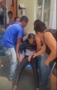 La mujer fue rescatada y auxiliada por sus vecinos.