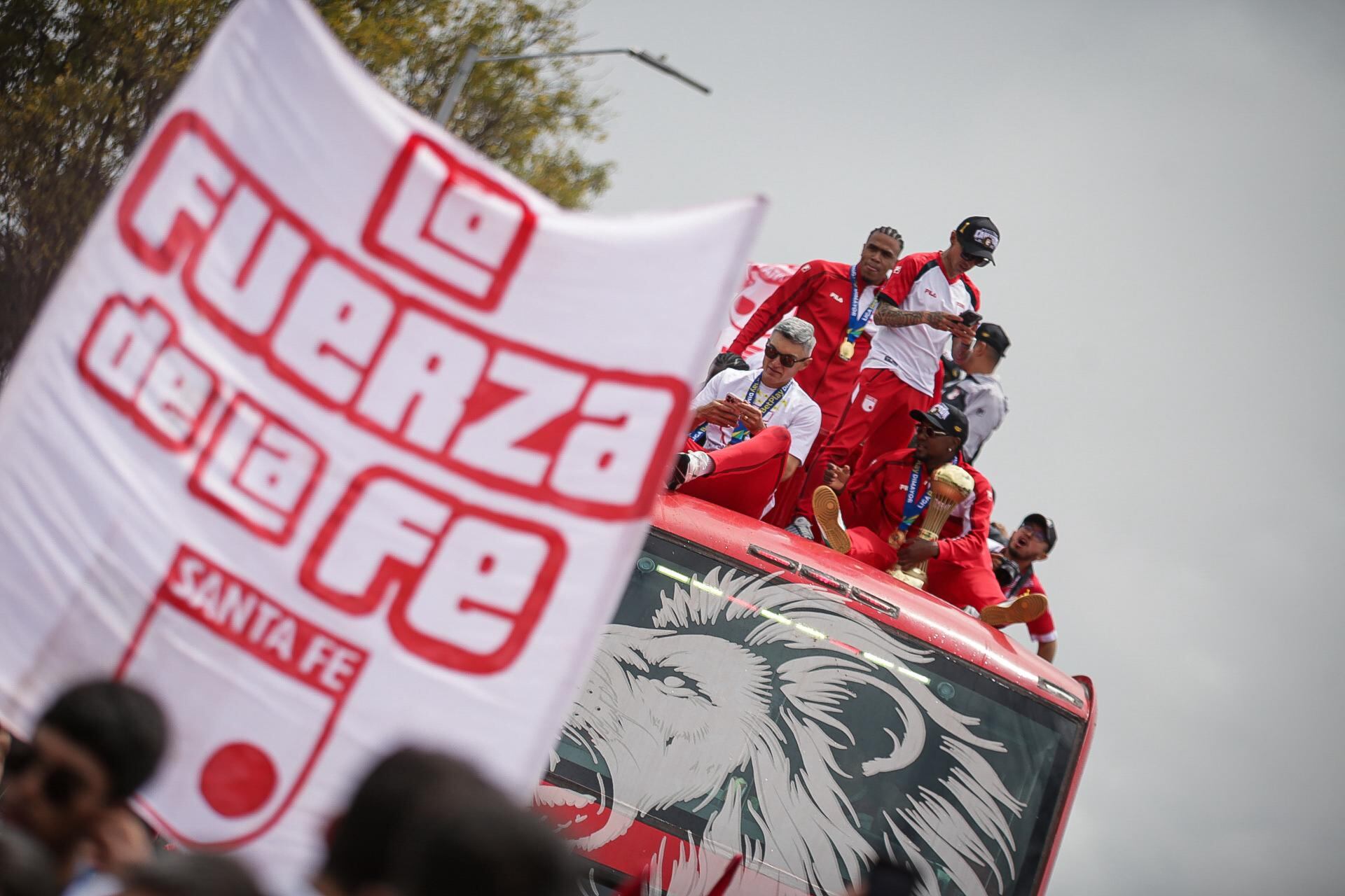 Recibimiento de la hinchada 'leona' a Santa Fe.