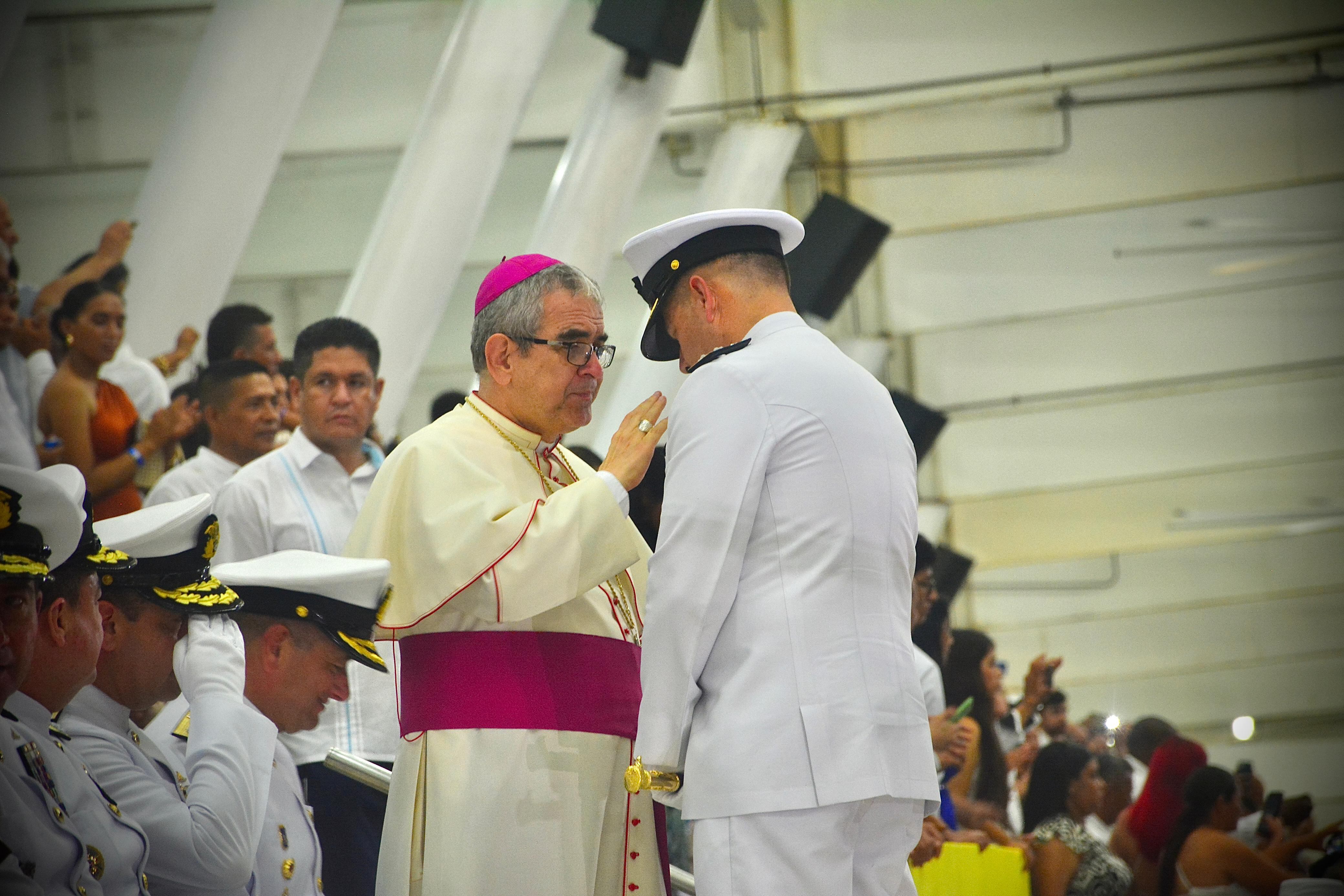 En medio de la ceremonia, el comandante de la Armada, Juan Ricardo Rozo, recibió la bendición.