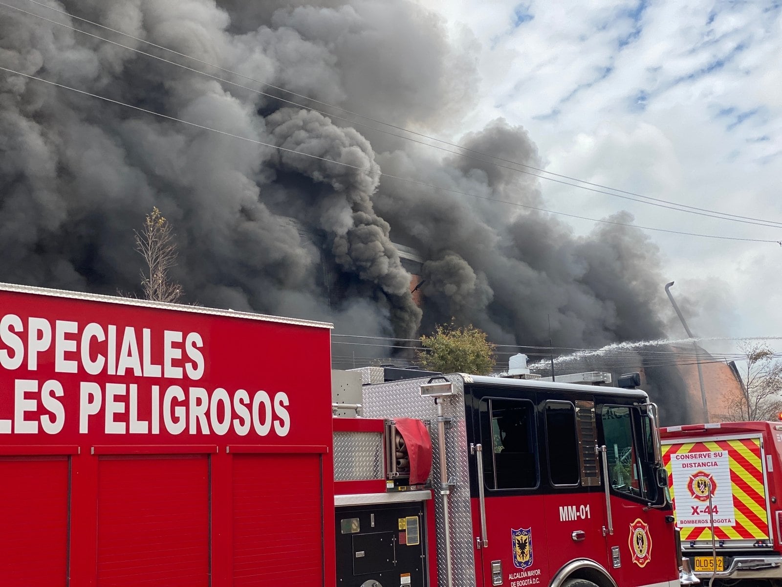 En total fueron enviadas 4 máquinas extintoras, 3 carrotanques, una máquina escalera, una de líquidos inflamables y 3 camionetas, del Cuerpo de Bomberos de Bogotá