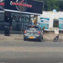 Este es el vehículo que embistió a un hombre que supuestamente reclamaba el pago de su liquidación frente al restaurante que laboró.