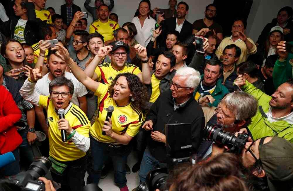 Aunque no pasó el umbral la victoria de la Consulta Anticorrupción en las urnas fue memorable. Así la celebraron, con la camiseta de la Selección puesta. Foto: León Darío Peláez / SEMANA