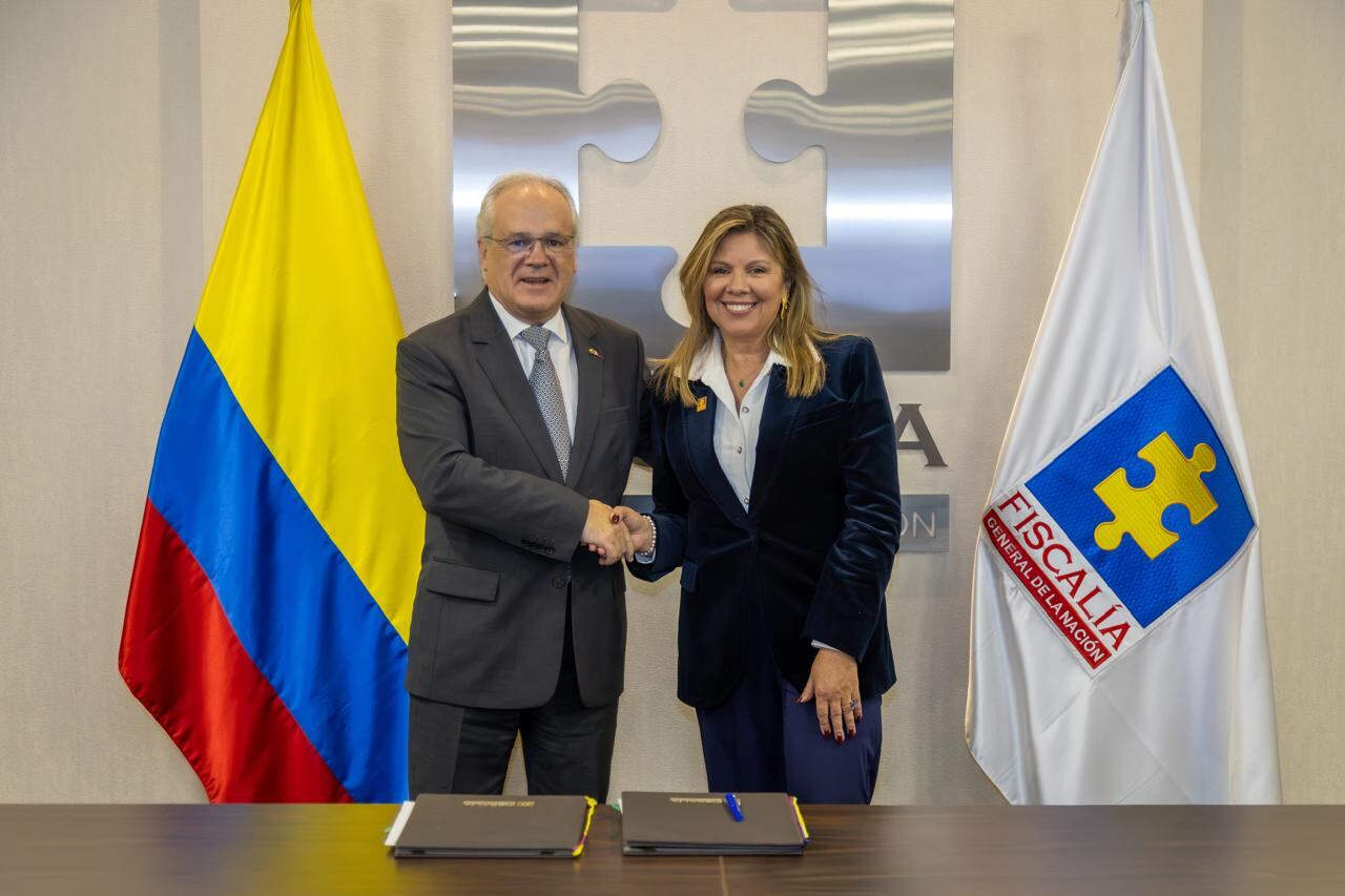 La fiscal general de la Nación, Luz Adriana Camargo Garzón y los vicepresidentes de Instrucción del Tribunal de Marsella (Francia), François Bonnecarrere y Emmanuel Rodríguez