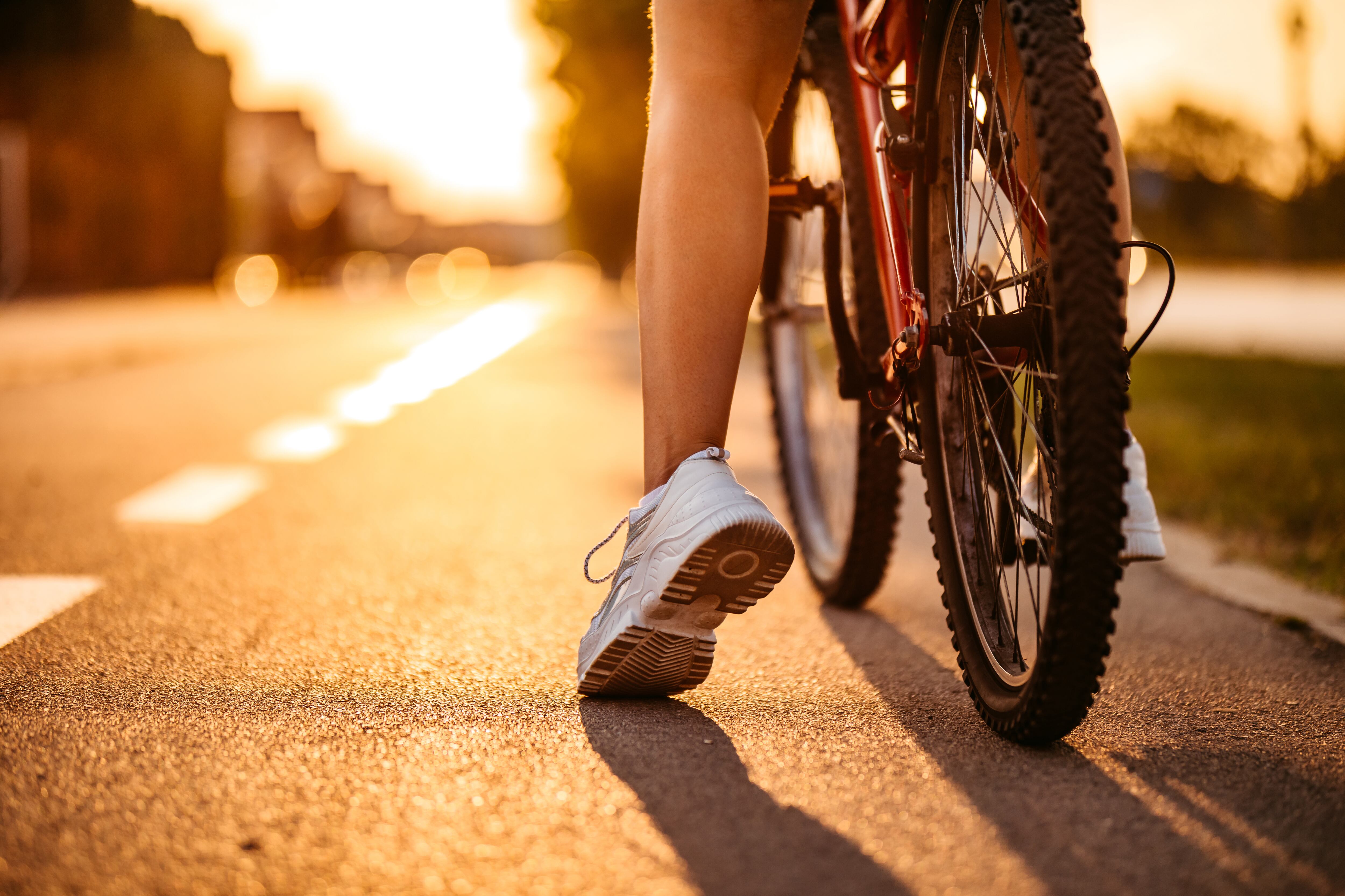 Mujer entrenando en carretera.