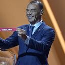 Cafú saca la balota de Inglaterra, durante el sorteo del Mundial de Catar 2022