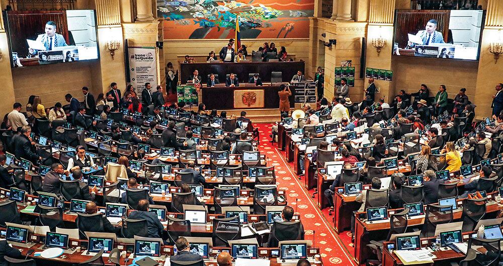    El presidente Gustavo Petro firmó el decreto con el que se aumentó 7,26 por ciento el salario de los congresistas. Los senadores y representantes quedaron ganando 37.800.000 pesos mensuales. 