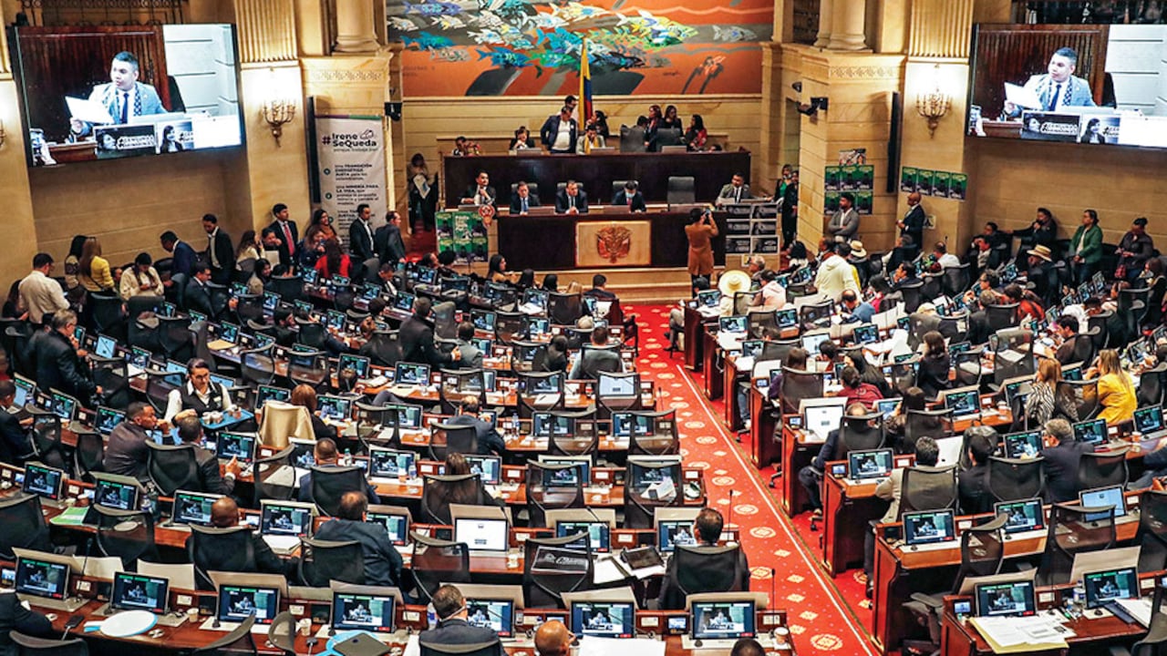 El presidente Gustavo Petro firmó el decreto con el que se aumentó 7,26 por ciento el salario de los congresistas. Los senadores y representantes quedaron ganando 37.800.000 pesos mensuales.