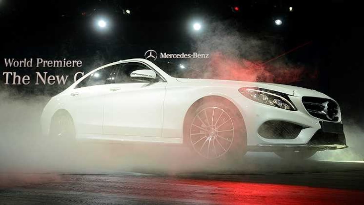 Luego de modificar su estrategia comercial con modelos de autos más audaces para conquistar segmentos más jóvenes, Mercedes Benz, supera en ventas a Audi, y a BMW, liderando el mercado de autos exclusivos.